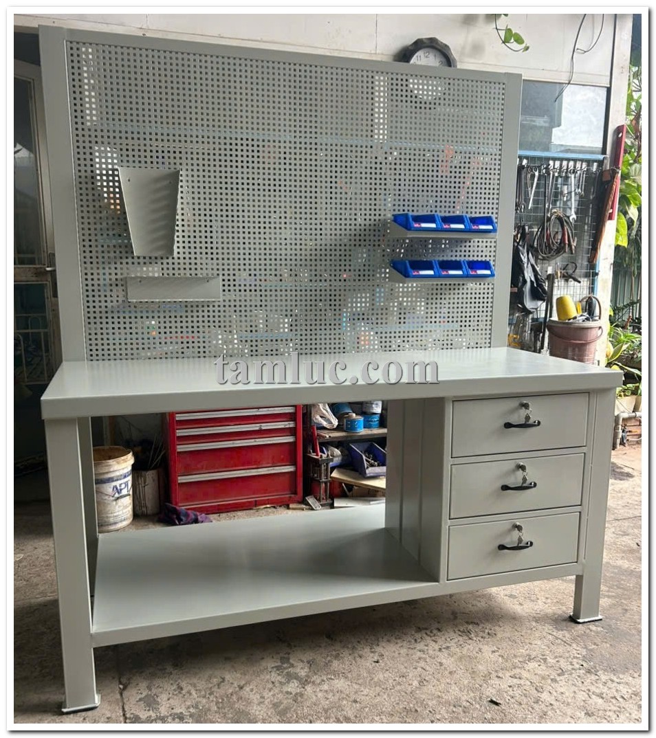 bàn thao tác, bàn nguội, bàn làm việc, bàn làm việc găn bảng treo, bàn làm việc có tủ chứa đồ