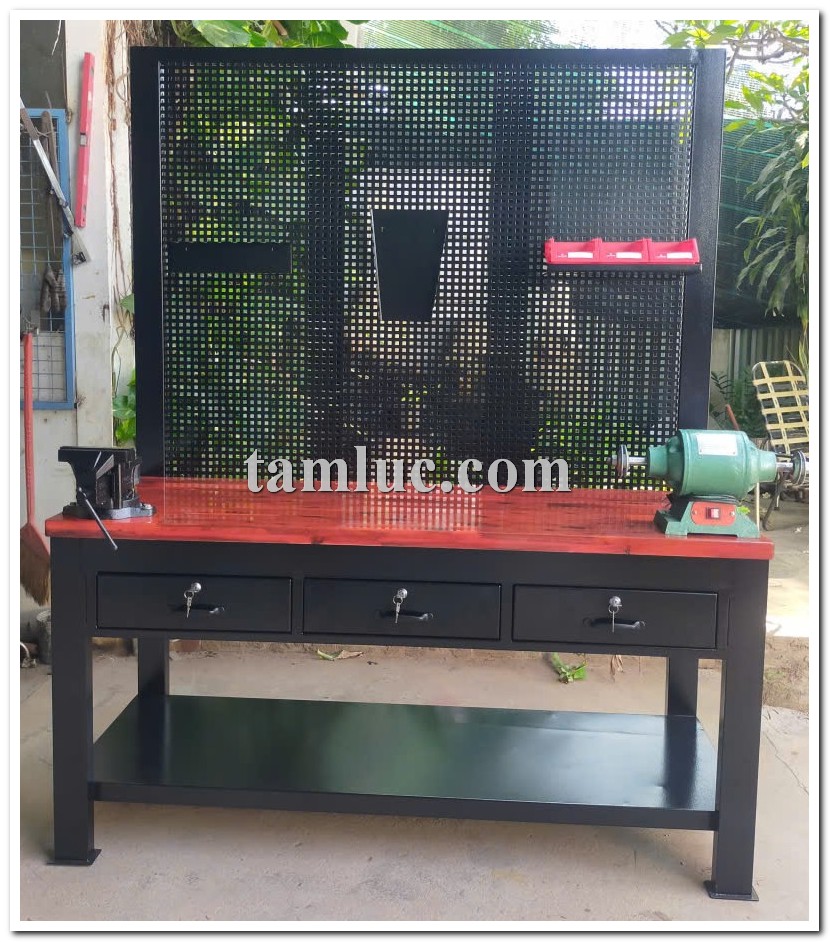 bàn nguội cơ khí, bàn thao tác cơ khí, bàn nguội mặt gỗ, bàn thao tác công nghiệp, bàn cơ khí có bảng treo dụng cụ, bàn thao tác kỹ thuật, bàn cơ khí nhà xưởng, bàn nguội công nghiệp, bàn cơ khí nhiều ngăn kéo, bàn thao tác lắp ráp